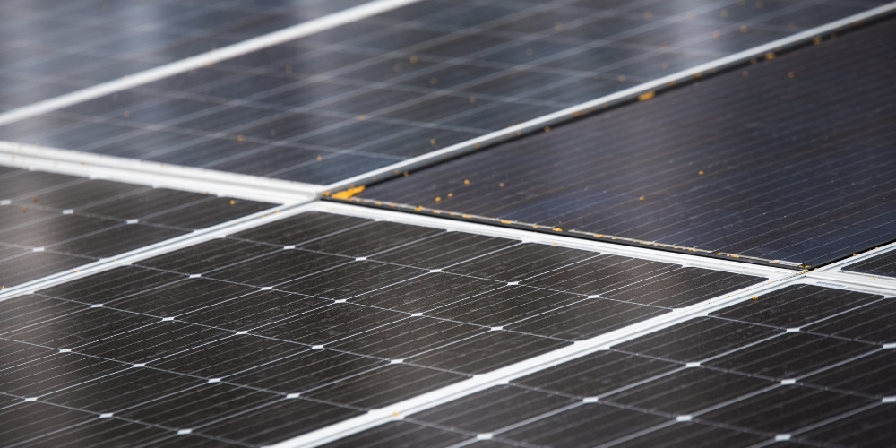 Чи можна встановити сонячні батареї на фасад або паркан