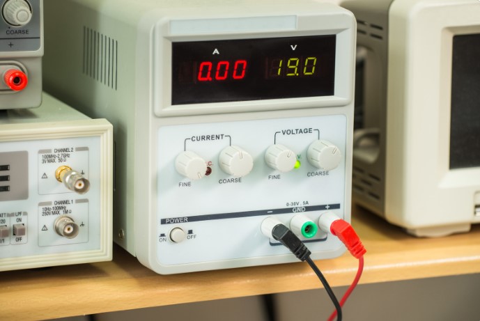 різновиди лабораторних блоків живлення