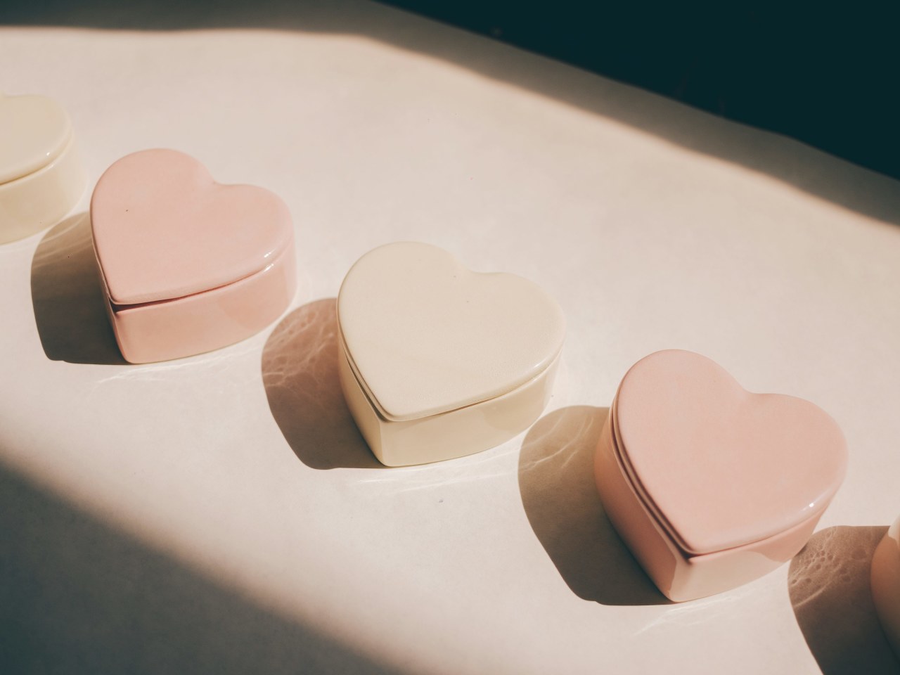 Какие типы пряжи лучше для вязания детских вещей: сравнение и рекомендации