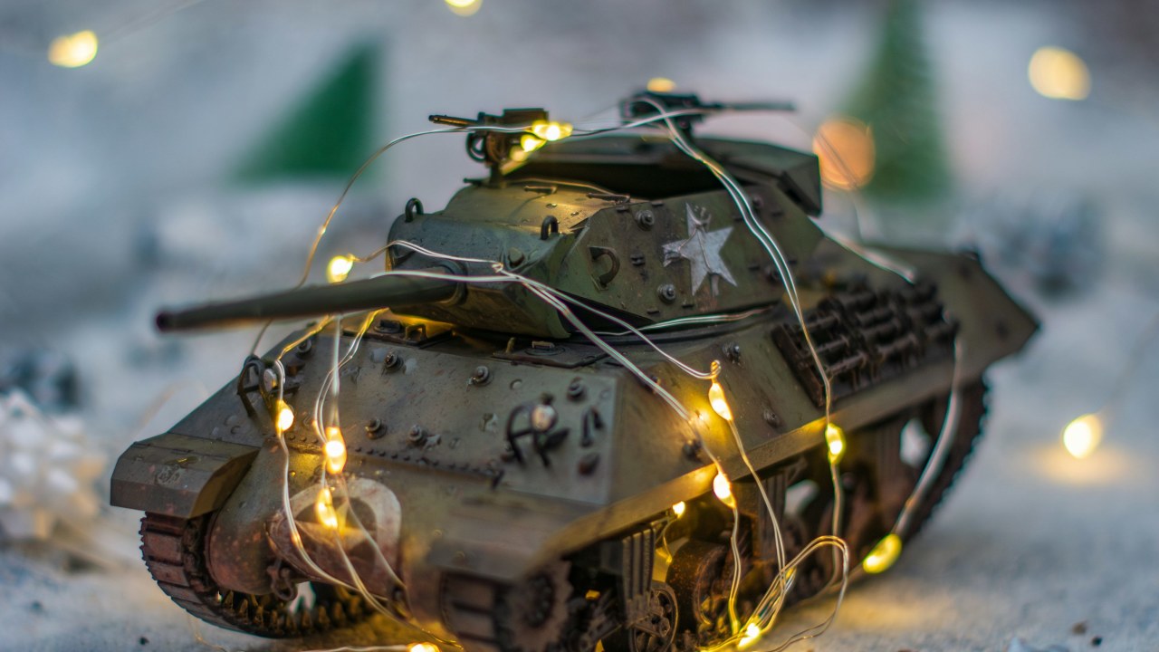 Как оформить готовую вышивку: советы по выбору багета и оформления