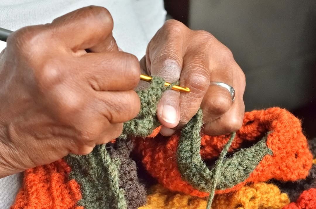 Что лучше для начинающего: вязание спицами или крючком?